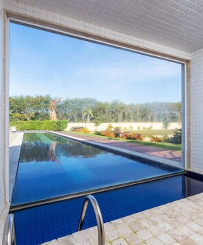 Casa Deluxe | Piscina | Una piscina cubierta, una piscina al aire libre, sombrillas, tumbonas