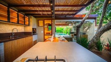 Deluxe House | Outdoor dining