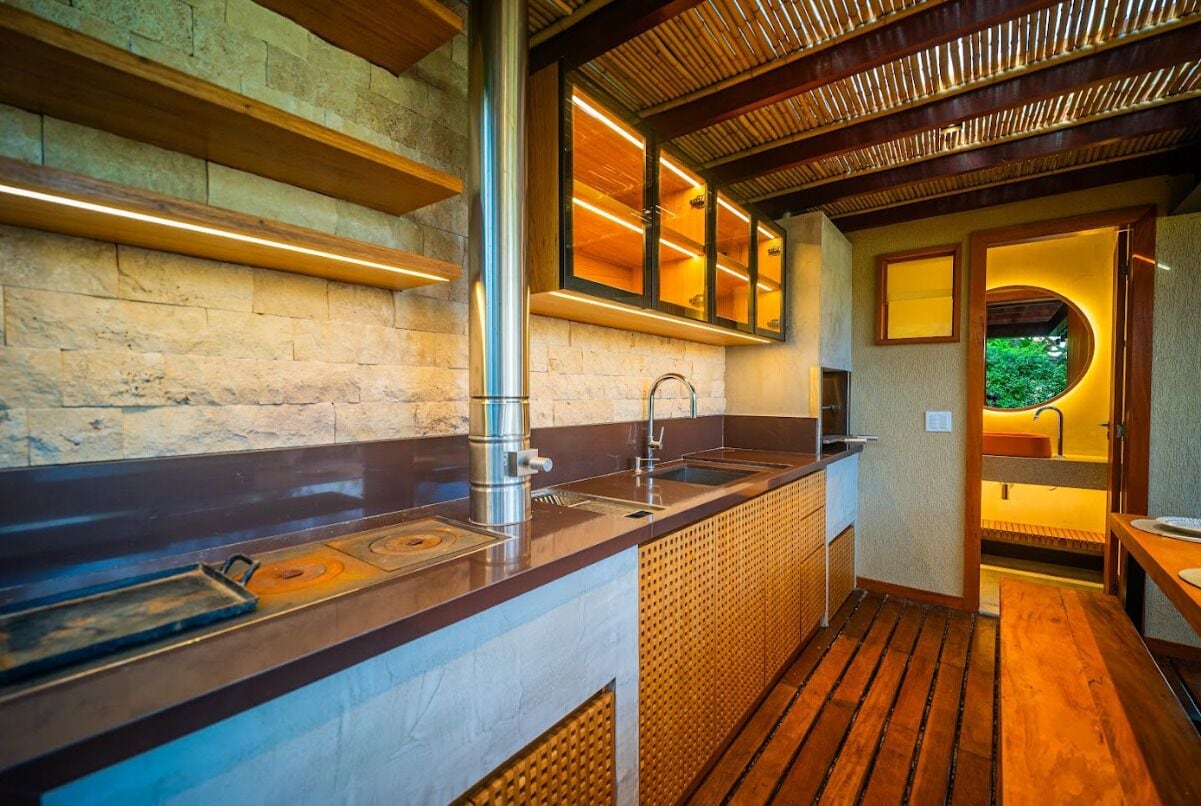 Casa Deluxe | Cocina privada | Refrigerador, microondas, parrilla de estufa y licuadora 