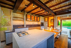 Deluxe House | Private kitchen | Fridge, microwave, stovetop, blender - Bz01 Casa Piscina Priv 150m Da Praia (Buzios)