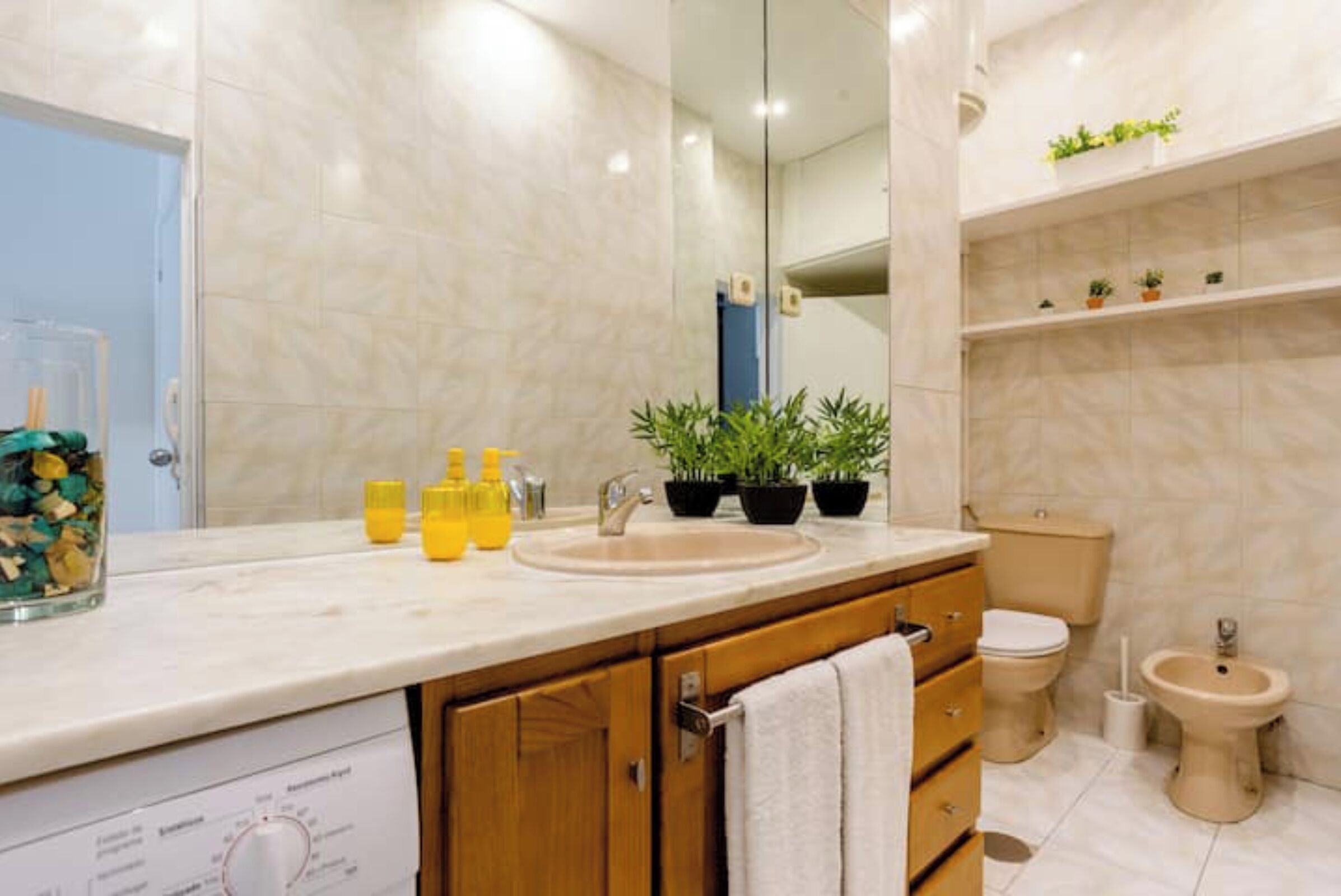 Sèche-cheveux, serviettes fournies, savon, papier toilette