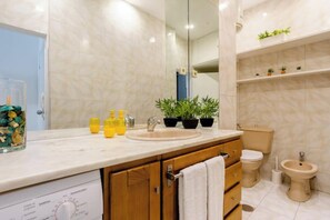 Sèche-cheveux, serviettes fournies, savon, papier toilette