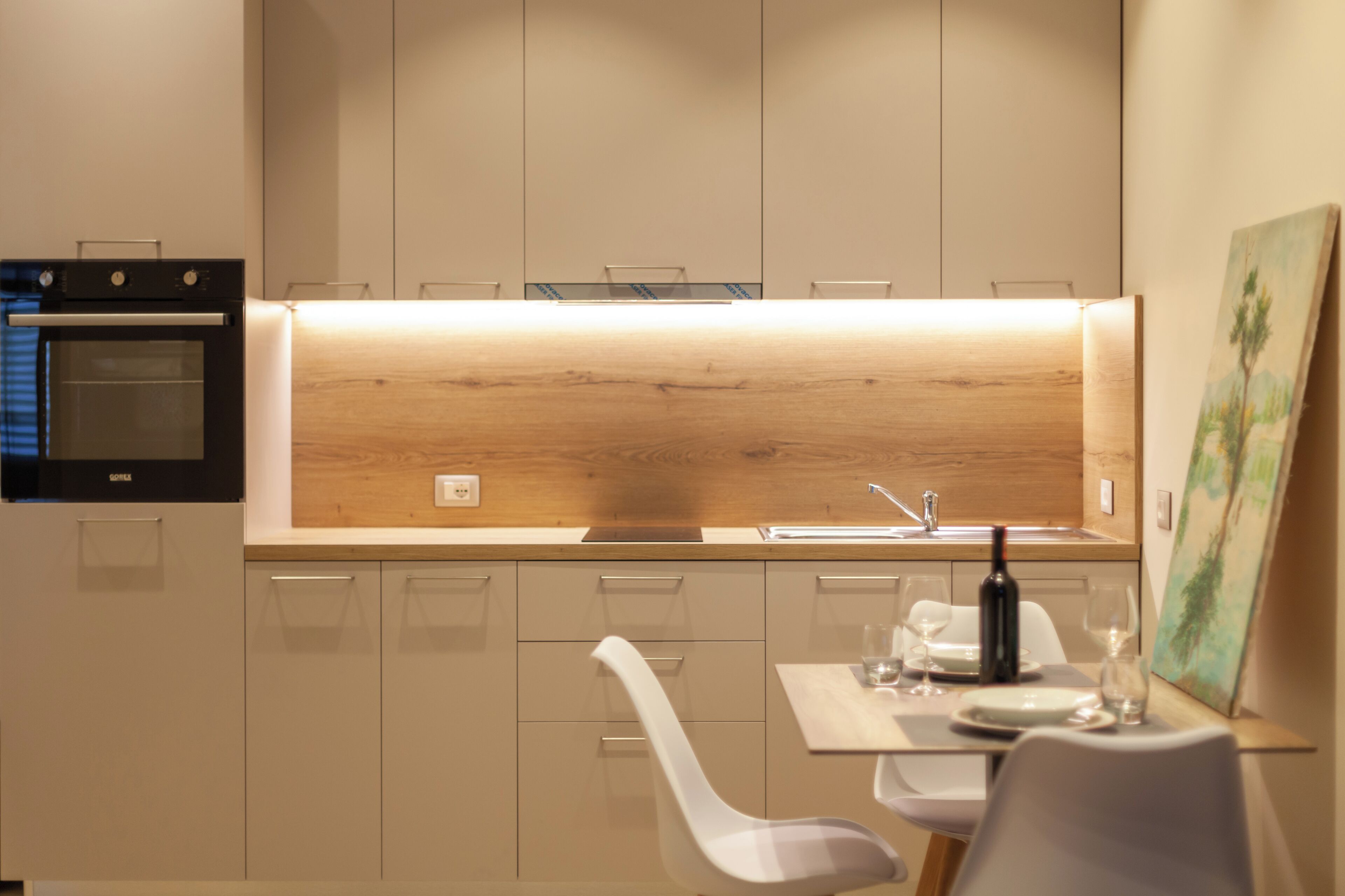 Réfrigérateur, four, plaque de cuisson, bouilloire électrique