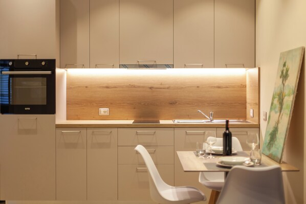 Een koelkast, een oven, een kookplaat, een waterkoker