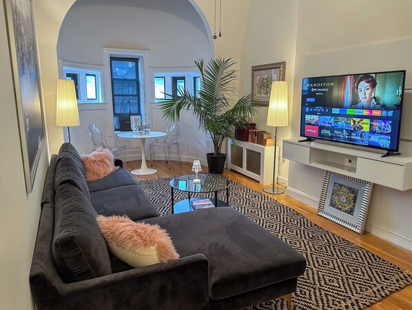 Smart TV, computer monitors - Charming 1-bedroom/1-loft apartment in awesome NYC location with AC, WiFi (New York)