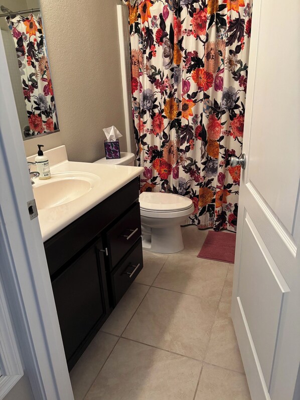 Hiustenkuivaaja, pyyhkeet, saippua, vessapaperi