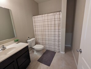 Hiustenkuivaaja, pyyhkeet, saippua, vessapaperi