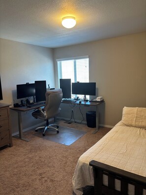 2 makuuhuonetta, työpöytä, silitysrauta/-lauta, Wi-Fi