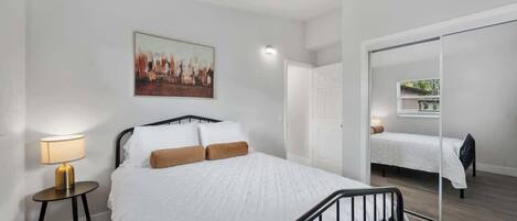 3 chambres, fer et planche à repasser, lit de bébé portatif