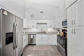 Réfrigérateur, micro-ondes, four, plaque de cuisson