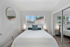 3 soverom, skrivebord, strykejern/-brett og reiseseng for barn