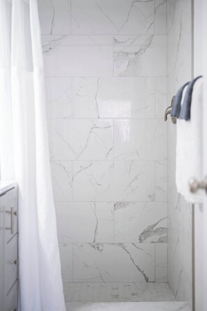 Dusche, Haartrockner, Handtücher, Shampoo