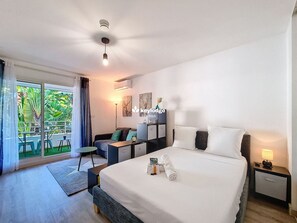 Iron/ironing board, bed sheets