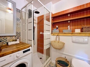 Shower, towels