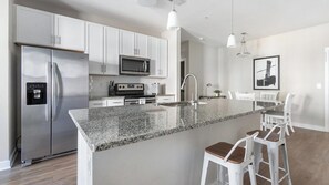 Geladeira, mesas de jantar