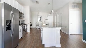 Geladeira, mesas de jantar