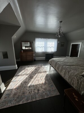 6 bedrooms, desk, iron/ironing board, travel cot