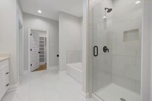 Secadora de cabello, toallas, jabón, papel de baño
