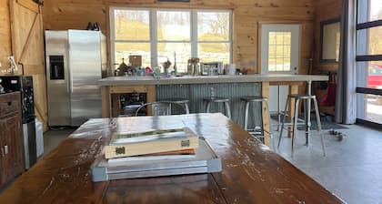 Off-Grid Experience in Bainbridge Ohio. Close to lakes and trails.