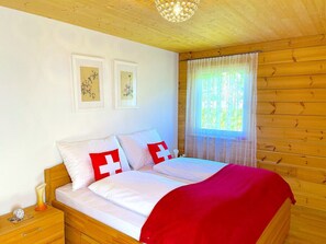 2 bedrooms, desk, travel cot, WiFi