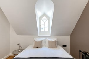 2 bedrooms, iron/ironing board, free WiFi