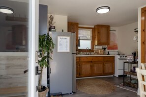 ثلاجة، ميكروويف، فرن، موقد طهي مسطح