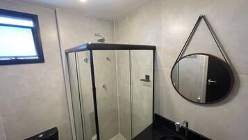 Apartamento, vista para a cidade | Banheiro | Chuveiro, secador de cabelo, toalhas de banho, papel higiênico