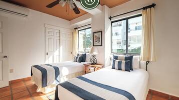 Departamento junior, balcón, vista parcial al océano | Tabla de planchar con plancha y wifi gratis