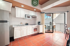 Appartamento Superior, balcone, vista mare parziale | Cucina privata | Microonde, forno, pentole/stoviglie/utensili