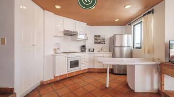 Departamento junior, balcón, vista parcial al océano | Cocina privada | Microondas, horno y utensilios de cocina