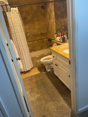 Hårføner, håndklær, såpe og sjampo