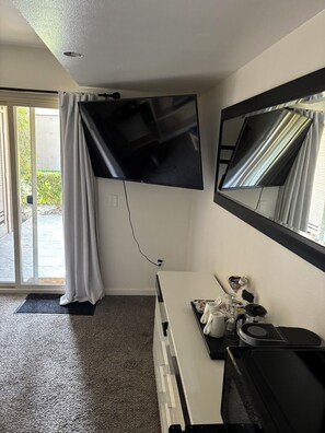 Kjøleskap, mikrobølgeovn, kaffetrakter/tekoker og høy barnestol