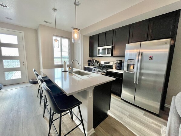 Réfrigérateur, four à micro-ondes, un four, surface de cuisson