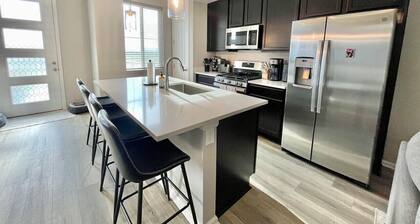 Views and Adventure Awaits - Beautiful Townhome near Denver Int'l Airport