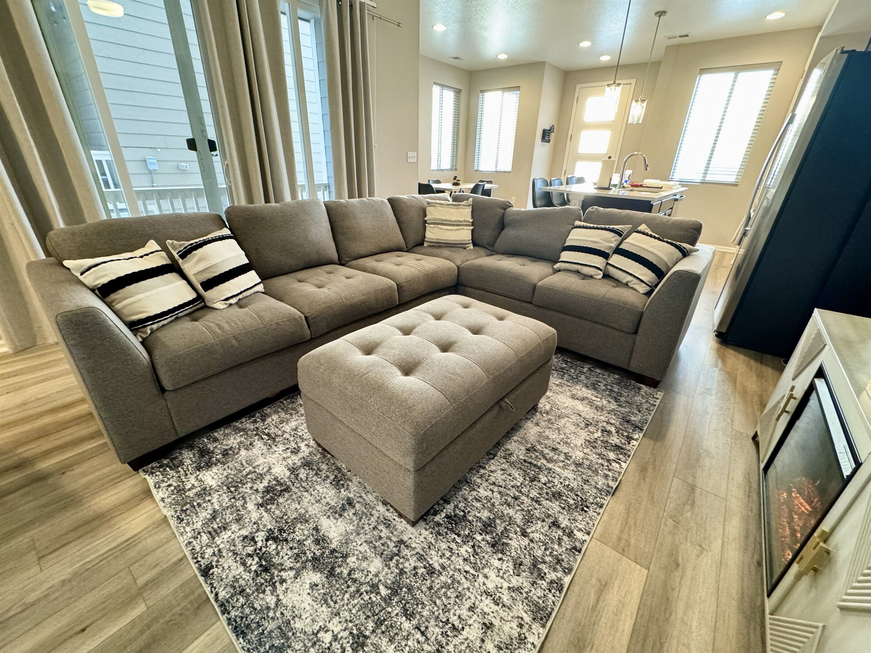 Smart TV, fireplace, stereo