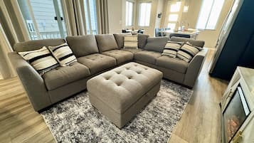 Smart TV, fireplace, stereo