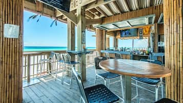 Condo, varias camas (Surfside Resort #404) | Bar (en la propiedad)