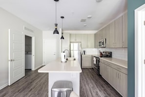 Kjøleskap og spisebord