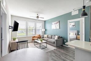 Smart TV - Landing at Tapestry Ridge - 2 Bedrooms in Covin... (Park Hills)