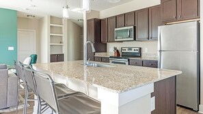 Geladeira, mesas de jantar