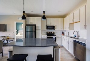 Réfrigérateur, tables à manger