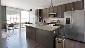 Geladeira, mesas de jantar