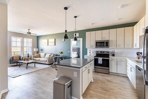 冷蔵庫、ダイニングテーブル