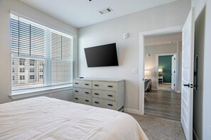 2 bedrooms, desk, iron/ironing board, WiFi