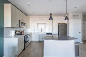 Réfrigérateur, tables à manger