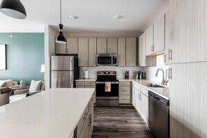 Kühlschrank, Esstisch