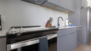 Réfrigérateur, tables à manger