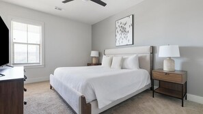 1 dormitori, escriptori, planxa i posts de planxar i wifi