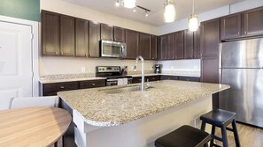 Geladeira, mesas de jantar