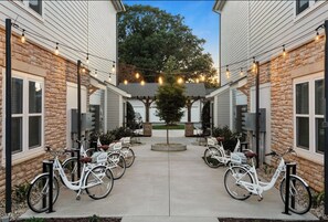Property grounds - Landing | Stunning 2BD, Pool, Gym (Matthews)